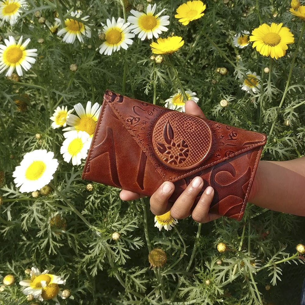 Flower,Plant,People in nature,Glove,Petal,Yellow,Gesture,Grass,camomile,Chamaemelum nobile