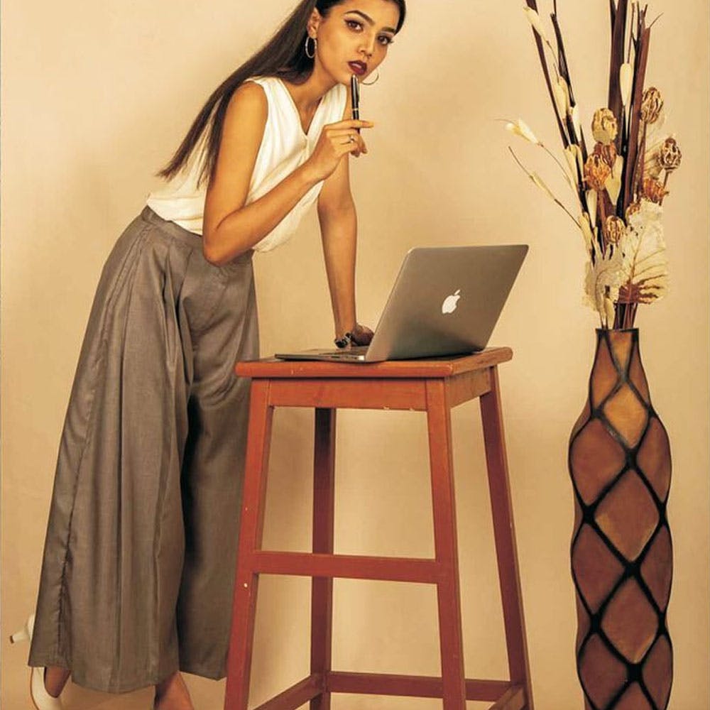 Joint,Table,Furniture,Laptop,Personal computer,Leg,Plant,Computer,Fashion,Human