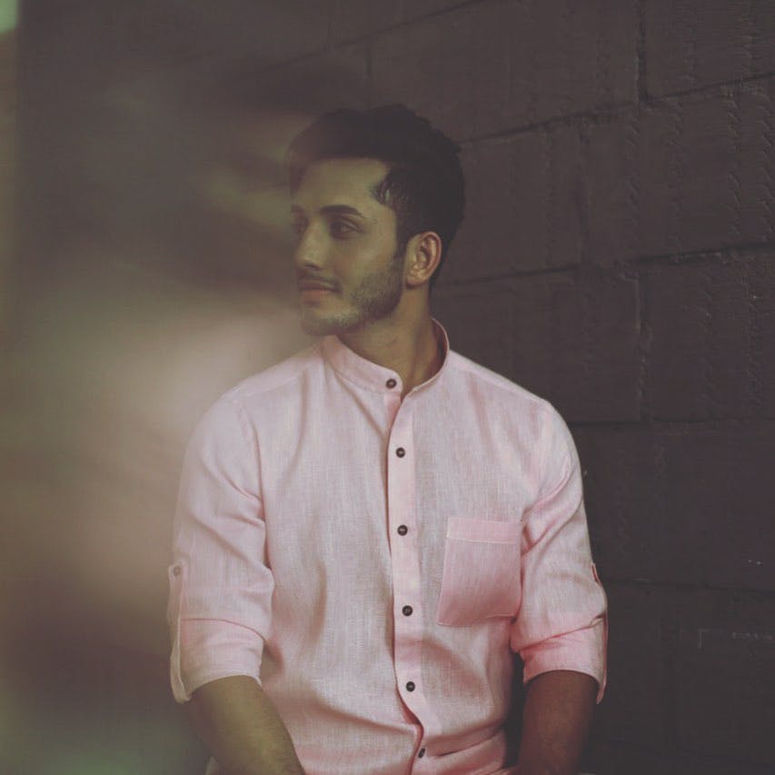 Forehead,Chin,Dress shirt,Beard,Flash photography,Jaw,Neck,Sleeve,Gesture,Collar