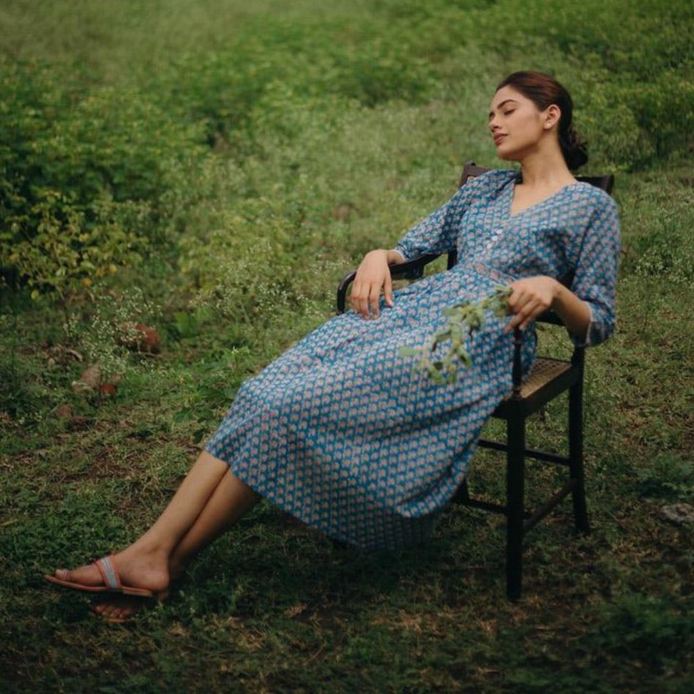 Leg,People in nature,Plant,One-piece garment,Sleeve,Dress,Sunlight,Day dress,Grass,Street fashion