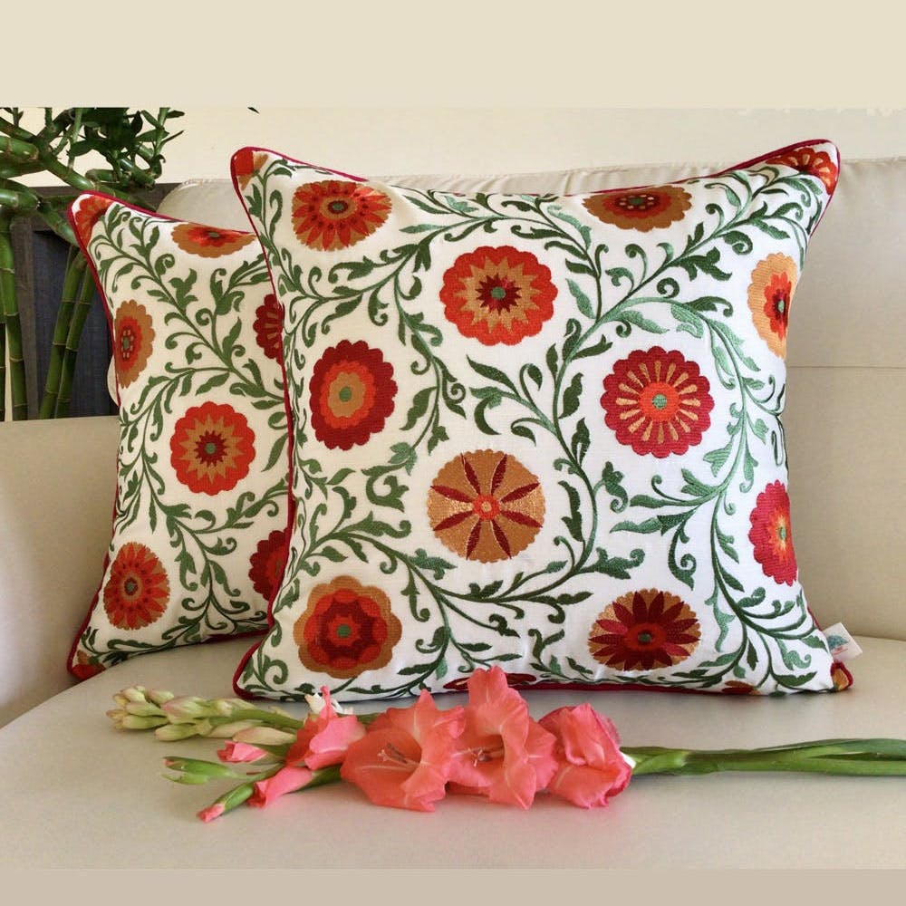 Plant,Flower,Dishware,Rectangle,Drinkware,Petal,Sleeve,Orange,Tablecloth,Creative arts