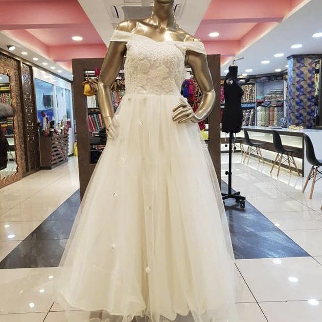 Clothing,One-piece garment,Shoulder,Wedding dress,Dress,Neck,Bridal clothing,Bridal party dress,Fashion,Sleeve