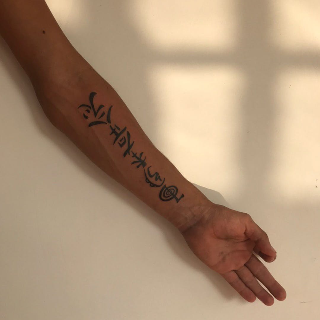 Hand,Handwriting,Sleeve,Gesture,Finger,Wrist,Temporary tattoo,Thumb,Tattoo,Font