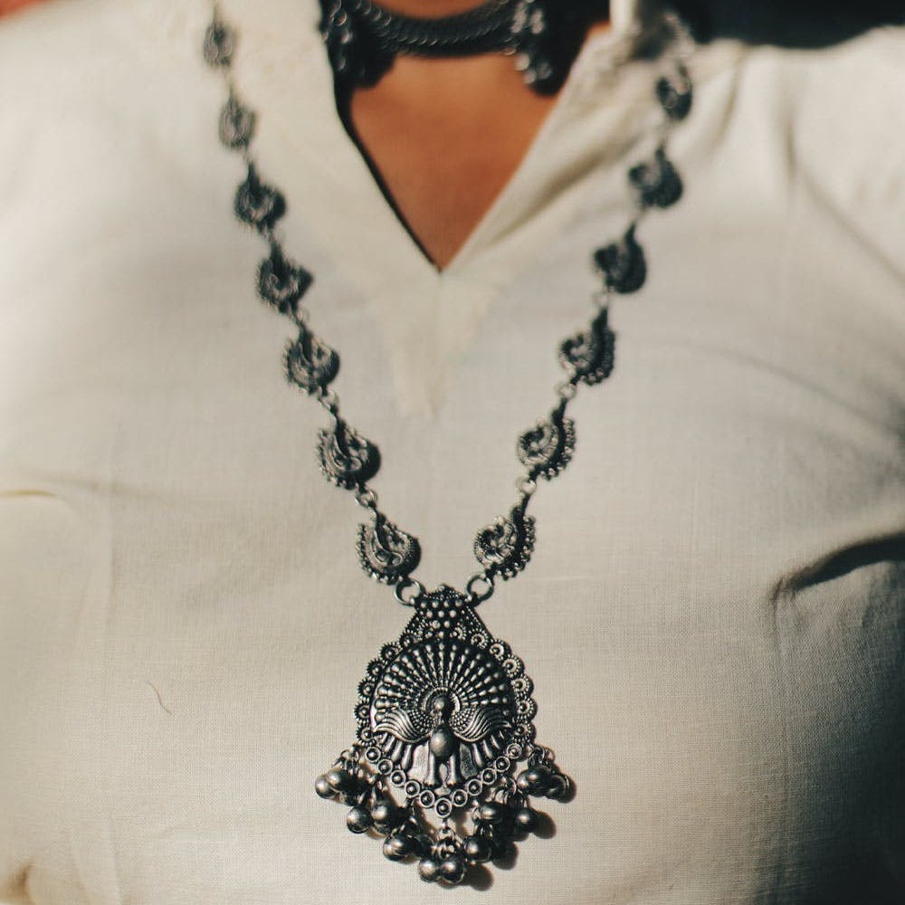 Outerwear,Shoulder,Body jewelry,White,Black,Neck,Sleeve,Necklace,Chest,Fashion design