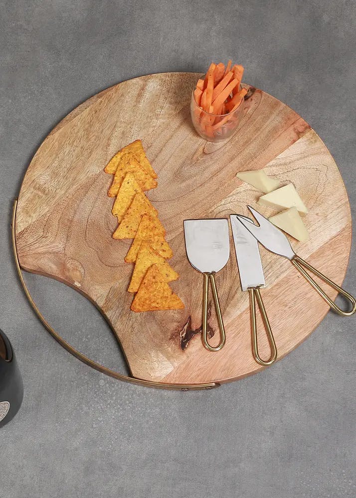 Round Cheese Board With Knives
