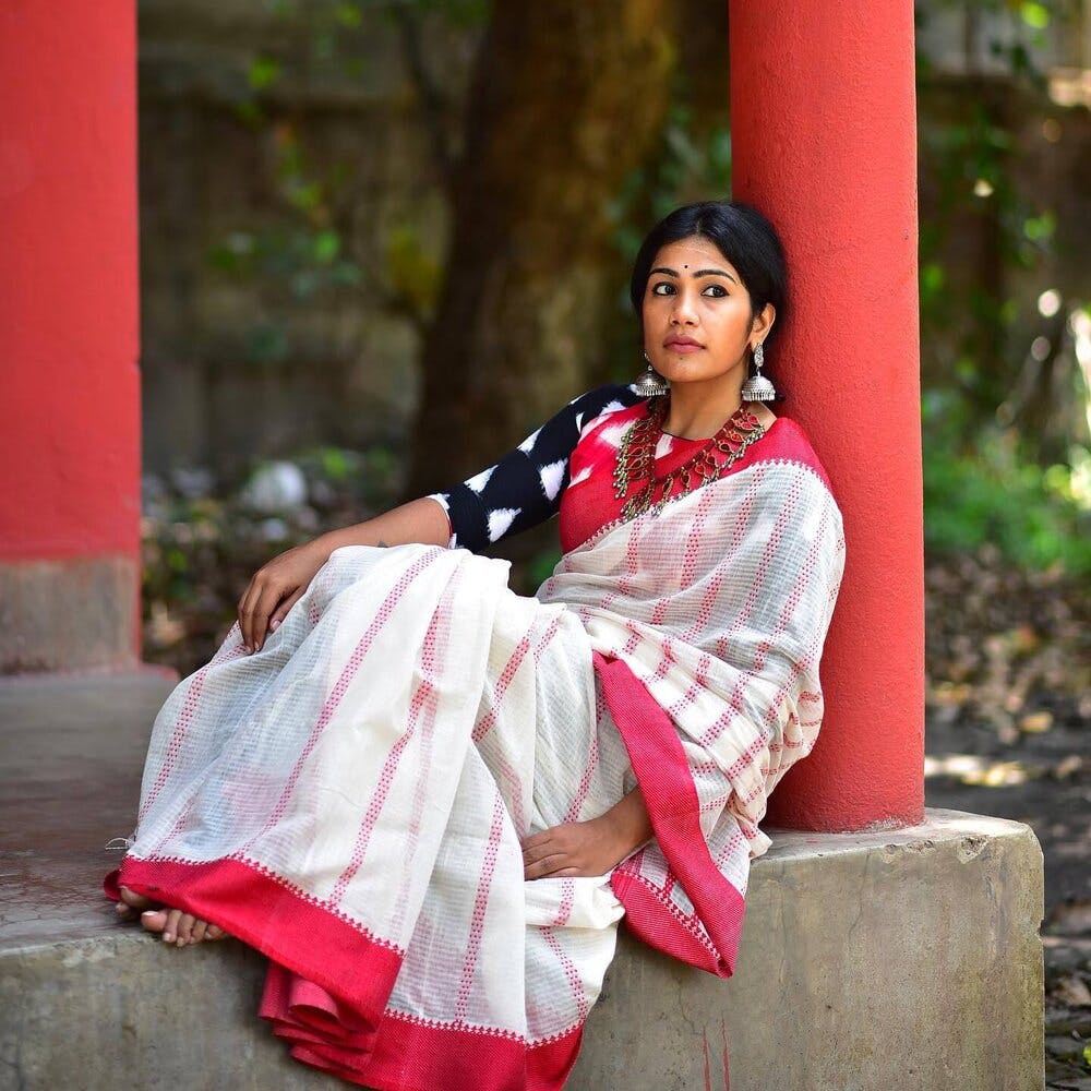 5 Ways To Style Bengal's Red & White Saree This Pujo | LBB