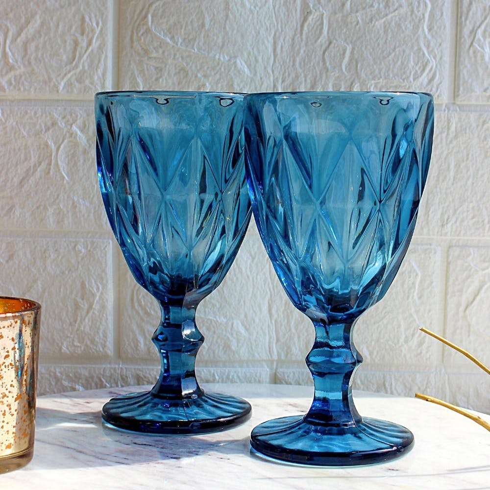 Tableware,Drinkware,Stemware,Dishware,Azure,Barware,Textile,Serveware,Table,Champagne stemware