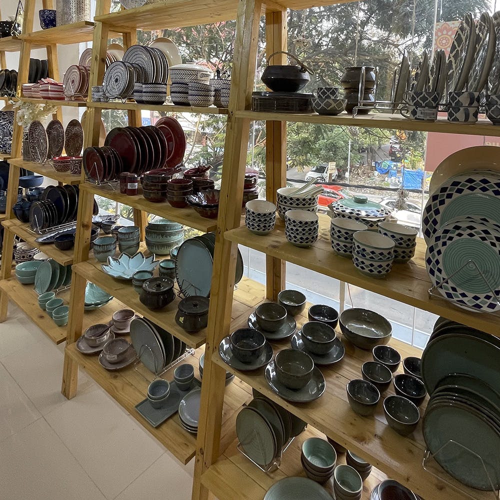 Shelf,Shelving,Pottery,Public space,Eyewear,Dishware,Wood,Retail,earthenware,Automotive tire