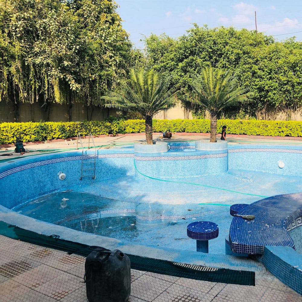 9 Best Places In Delhi For Throwing Your Next Pool Party