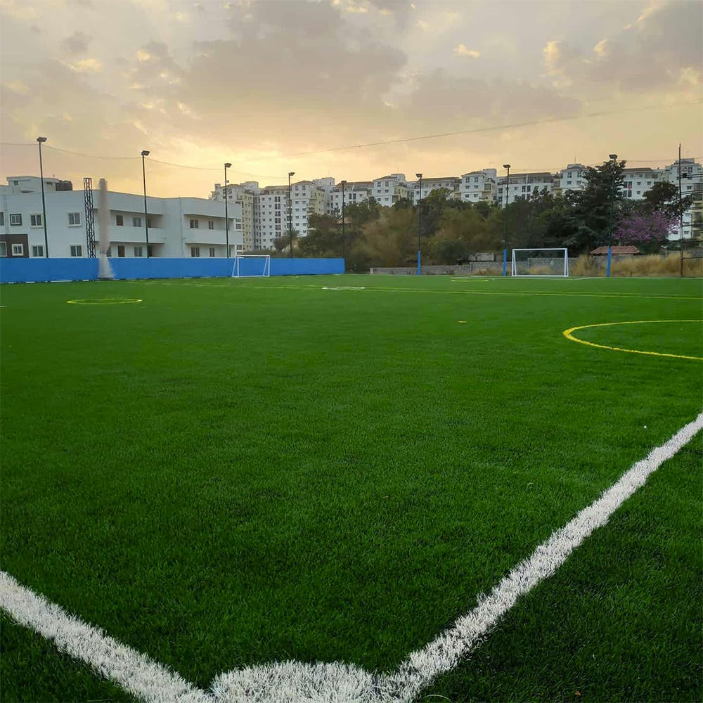 Cloud,Sky,Atmosphere,Plant,Natural environment,Flooring,Grass,Player,Soccer,Ball game