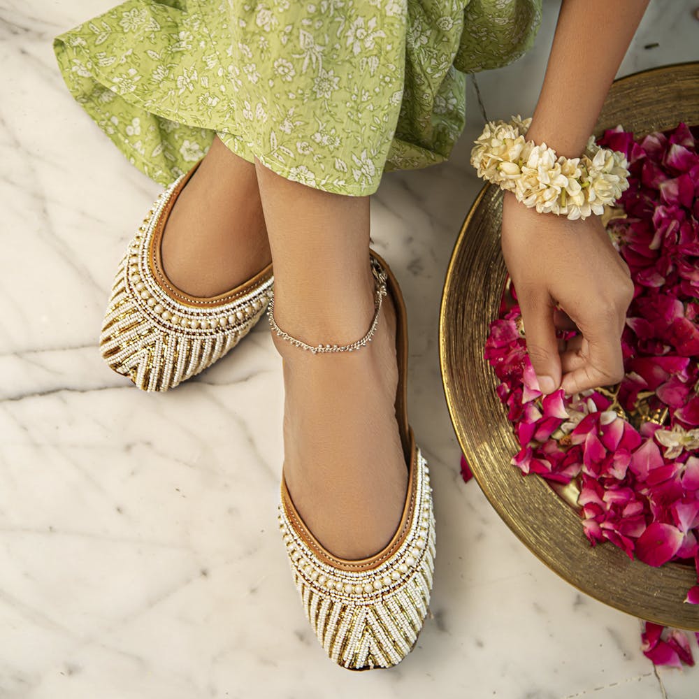 Shoe,Sleeve,Plant,Pink,Nail,Magenta,Jewellery,Font,Human leg,Pattern