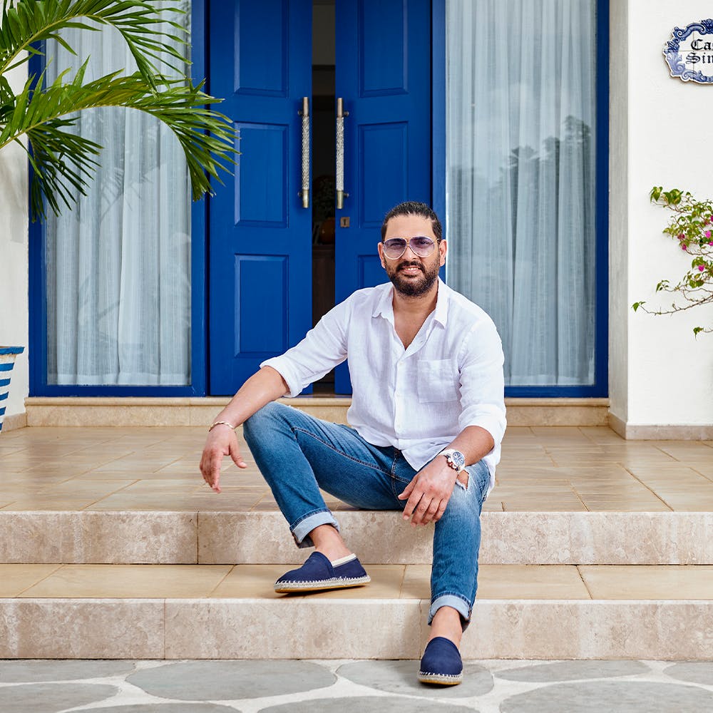 Blue,Smile,Plant,Leg,Dress shirt,Neck,Sleeve,Standing,Knee,Beard