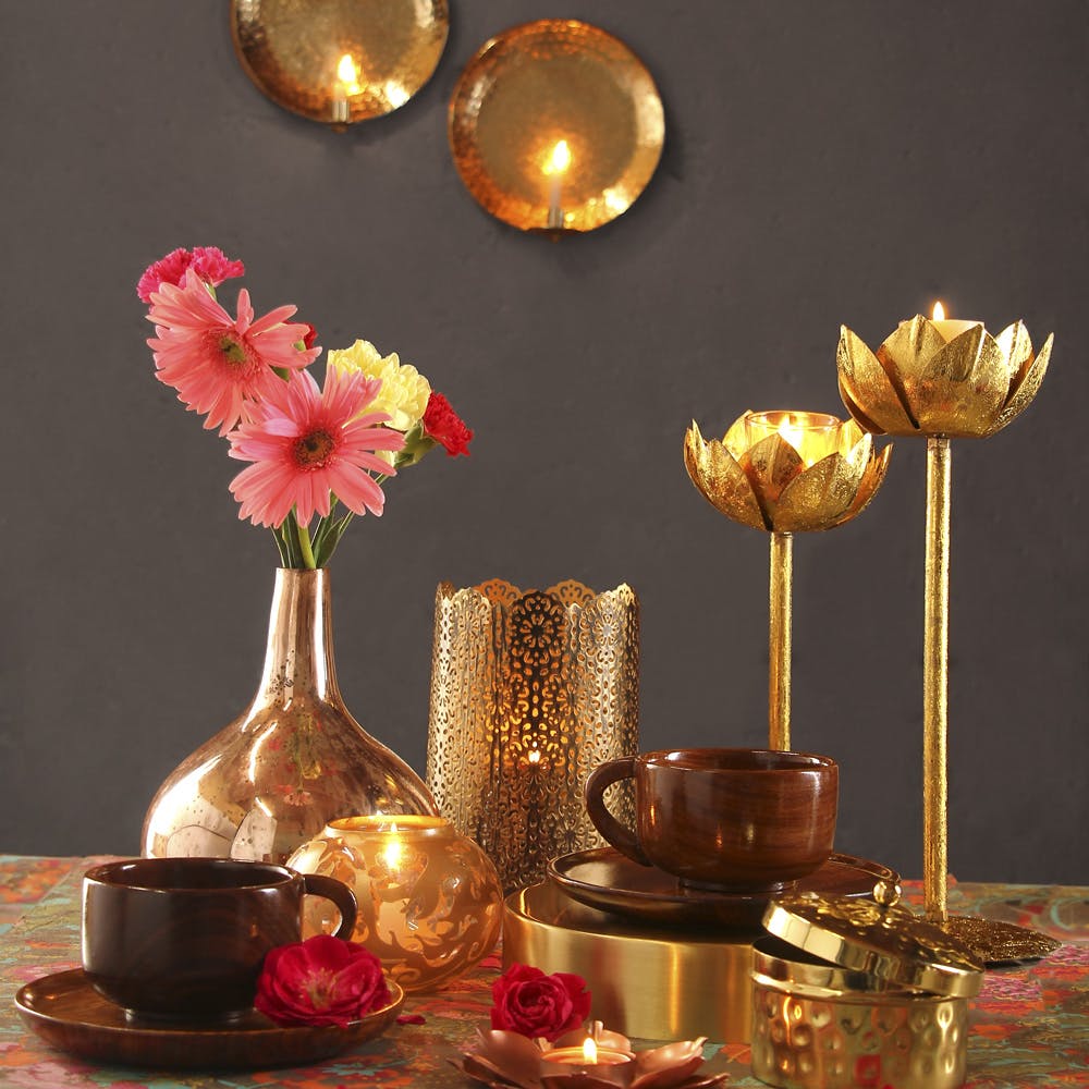 Tableware,Drinkware,Light,Amber,Dishware,Flower,Plant,Stemware,Lighting,Cup
