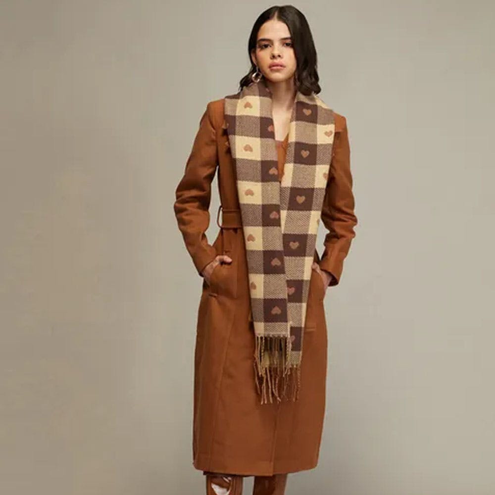 Overcoat,Neck,Trench coat,Sleeve,Waist,Collar,One-piece garment,Fashion design,Thigh,Blazer