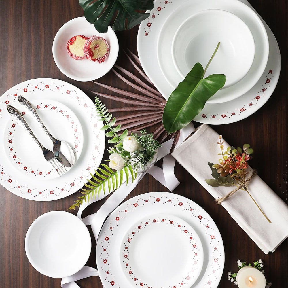 Tableware,Dishware,Plate,Serveware,Textile,Drinkware,Kitchen utensil,Dinnerware set,Porcelain,Cutlery