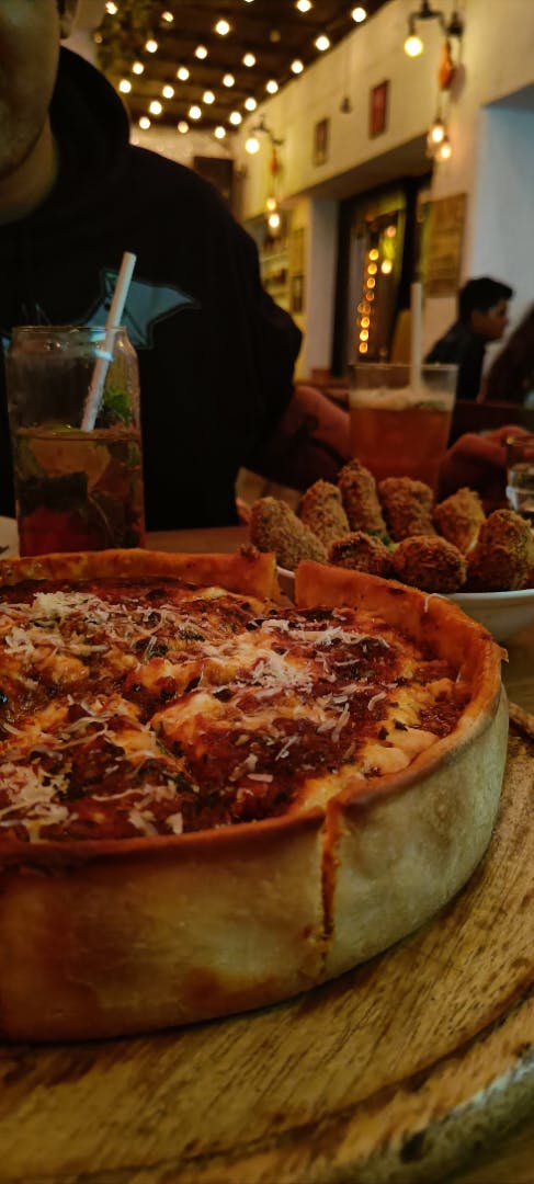 Looking for Deep Dish pizzas in Mumbai ? Here's the perfect place to try out Light house cafe in Worli is the one stop place for Chicago Deep Dish Pizzas .This place has a very good ambience it's very aesthetic , pefrct place for Instagram pictures.