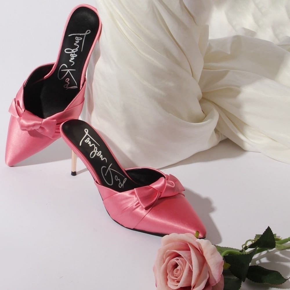 Flower,Product,Basic pump,Pink,Font,Petal,Rose,Bridal shoe,Court shoe,Magenta