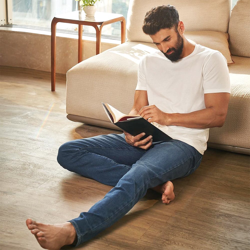 Jeans,Joint,Shoulder,Leg,White,Comfort,Human body,Couch,Wood,Knee