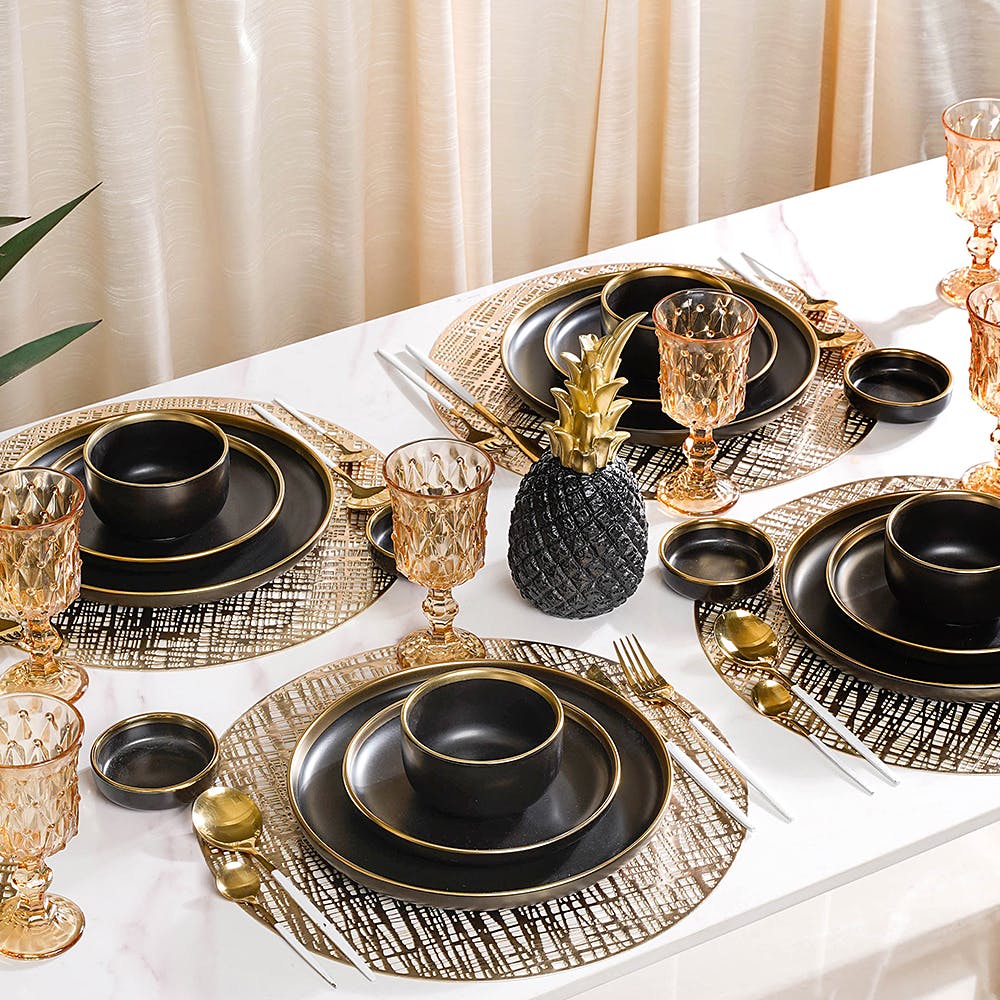 Tableware,Table,Drinkware,Dishware,Cup,Tablecloth,Textile,Serveware,Plate,Cutlery