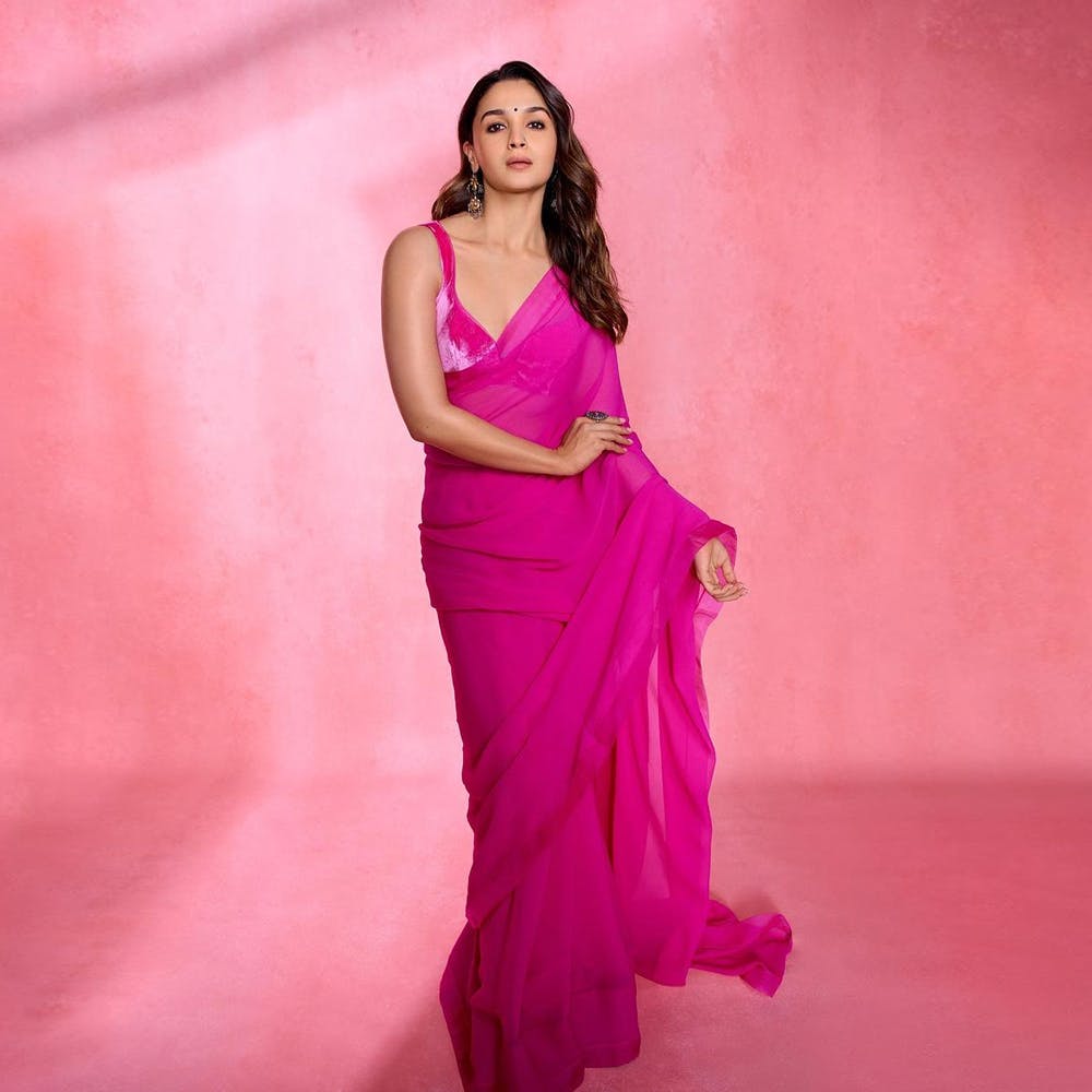 https://youtu.be/LFO9bHeSlPE | Elegant blouse designs, New saree blouse  designs, Saree blouse designs latest