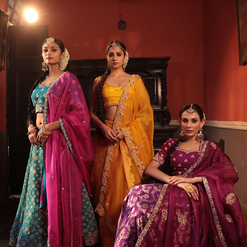 Sari,Purple,Temple,Textile,Entertainment,Lighting,Performing arts,Pink,Fashion design,Magenta