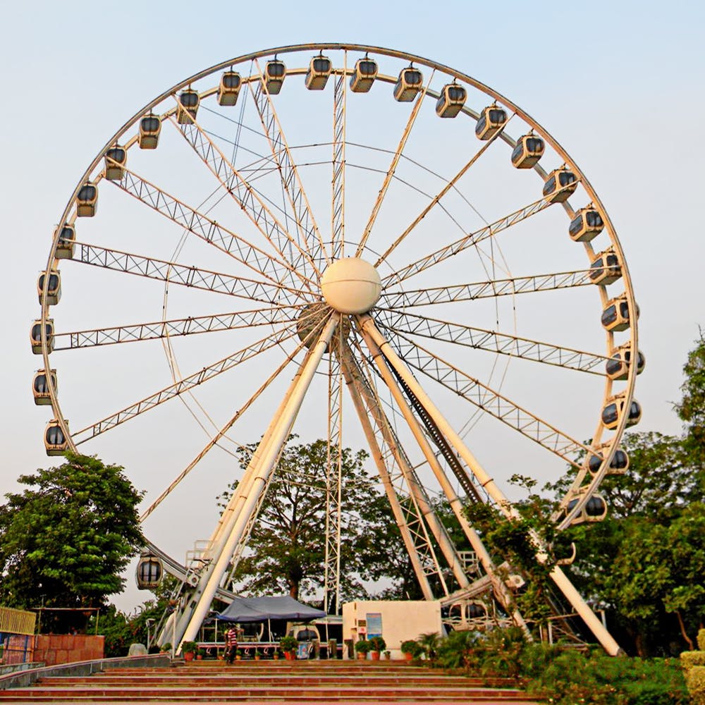 Sky,Eye,Ferris wheel,Wheel,Plant,Tree,Outdoor recreation,Automotive wheel system,Recreation,Fun