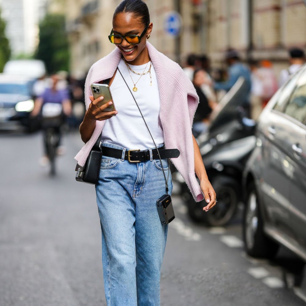 How to Wear Mom Jeans, According to Street Style Pros  Stylish jeans  outfit, Boyfriend jeans, Stylish jeans