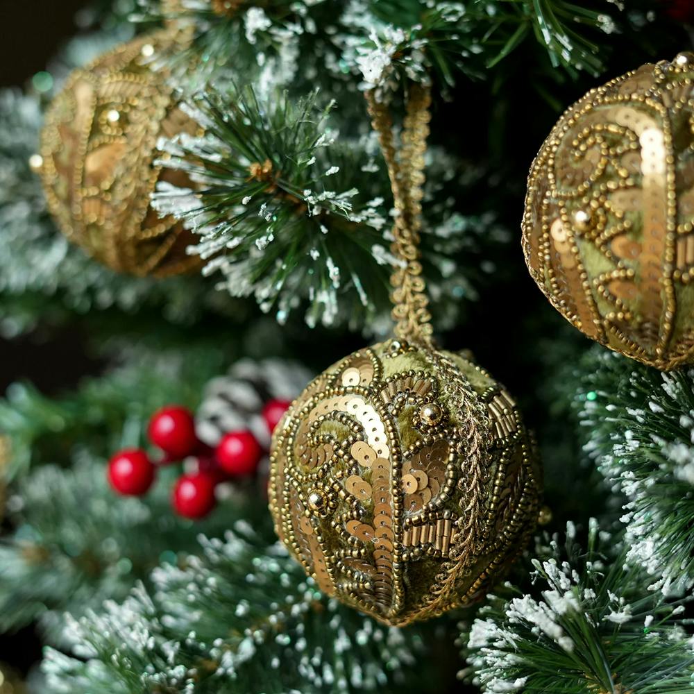 12 Christmas Tree Decoration Ideas To Get In The Holiday Spirit | LBB