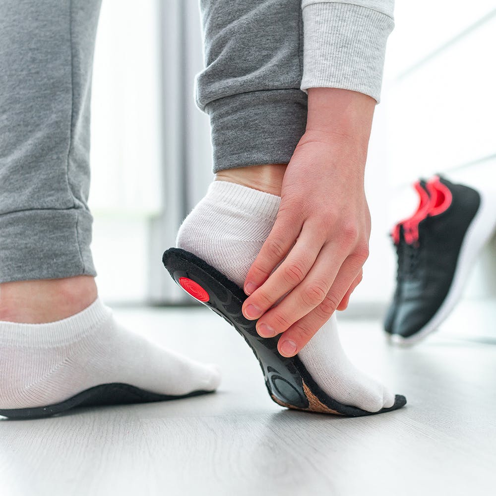 7 Best Shoes For Flat Feet That Help With Stability & Balance