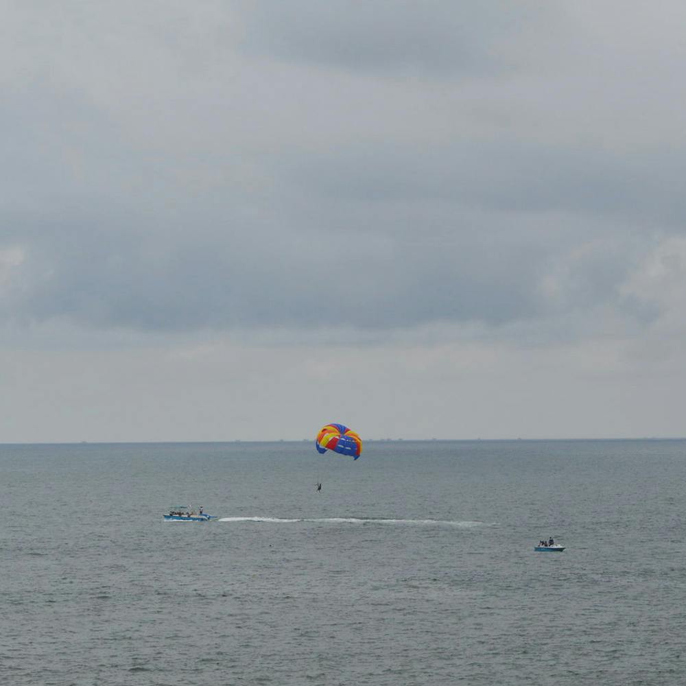 8 Beaches To Do Parasailing In Goa | LBB