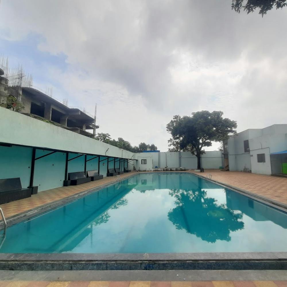 Water,Cloud,Sky,Daytime,Plant,Swimming pool,Azure,Shade,Tree,Building