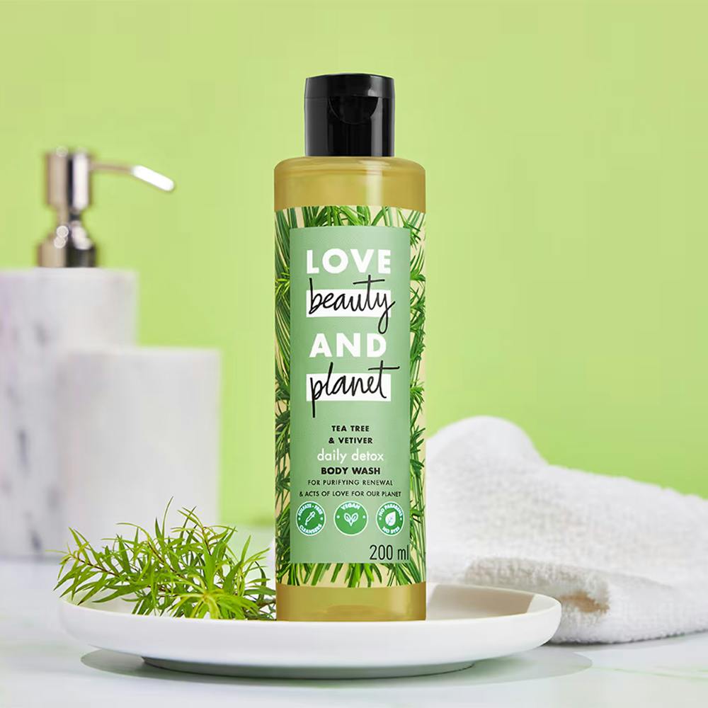 Love Beauty & Planet Tea Tree, Peppermint & Vetiver Clarifying Shampoo