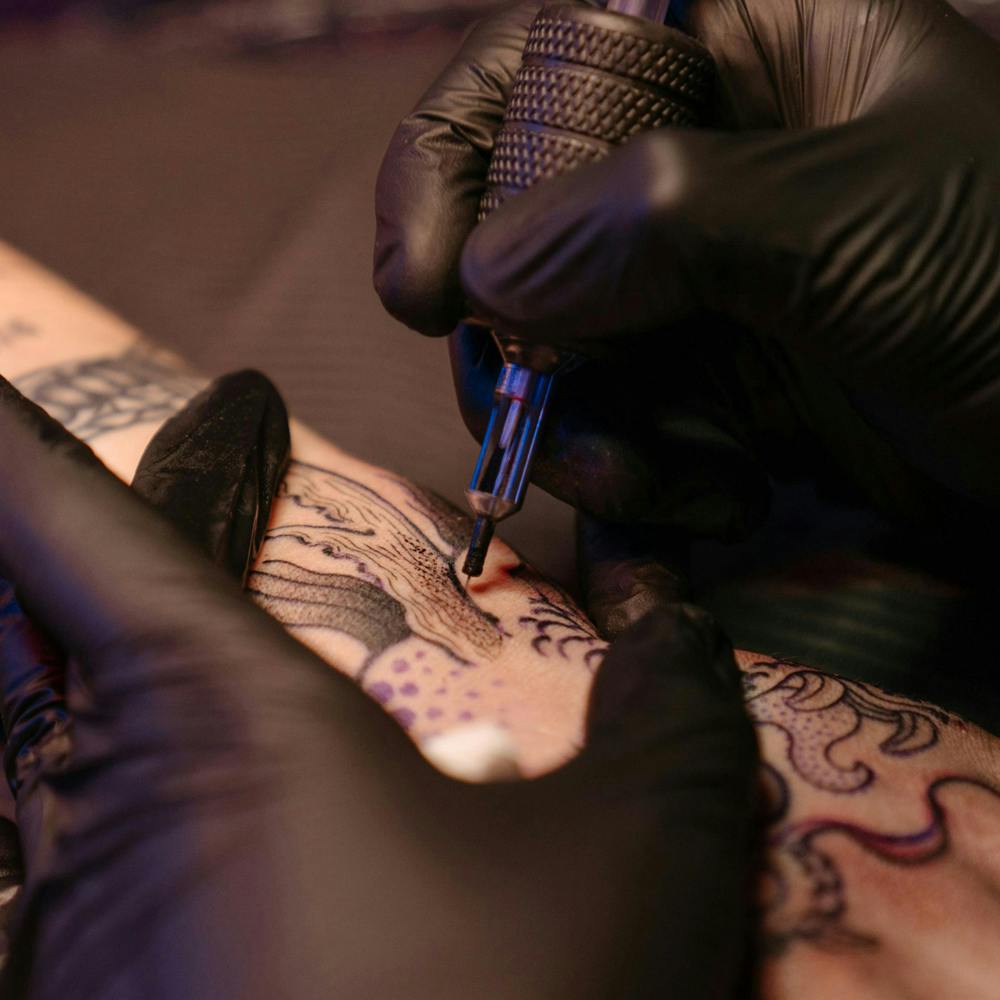 Joint,Mouth,Human,Elbow,Tattoo artist,Thigh,Finger,Tattoo,Tints and shades,Wrist