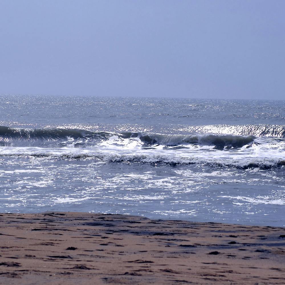 Water,Sky,Water resources,Liquid,Fluid,Coastal and oceanic landforms,Beach,Wind wave,Horizon,Cloud