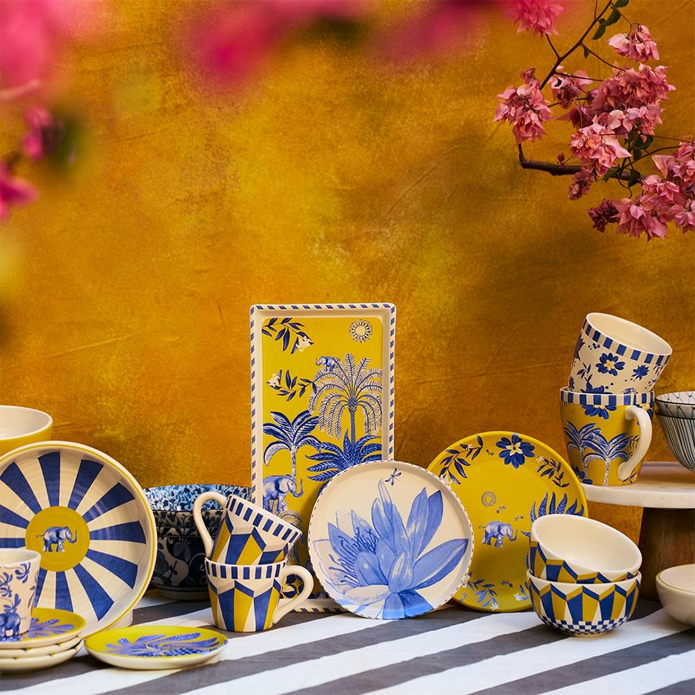 Flower,Plant,Purple,Lighting,Dishware,Yellow,Serveware,Art,Line,Blue and white porcelain