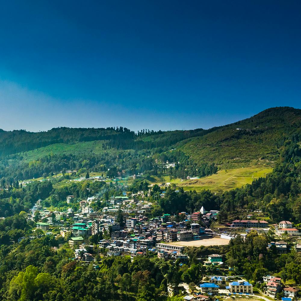 Sky,Mountain,Natural landscape,Highland,Tree,Building,Horizon,Urban design,Landscape,City