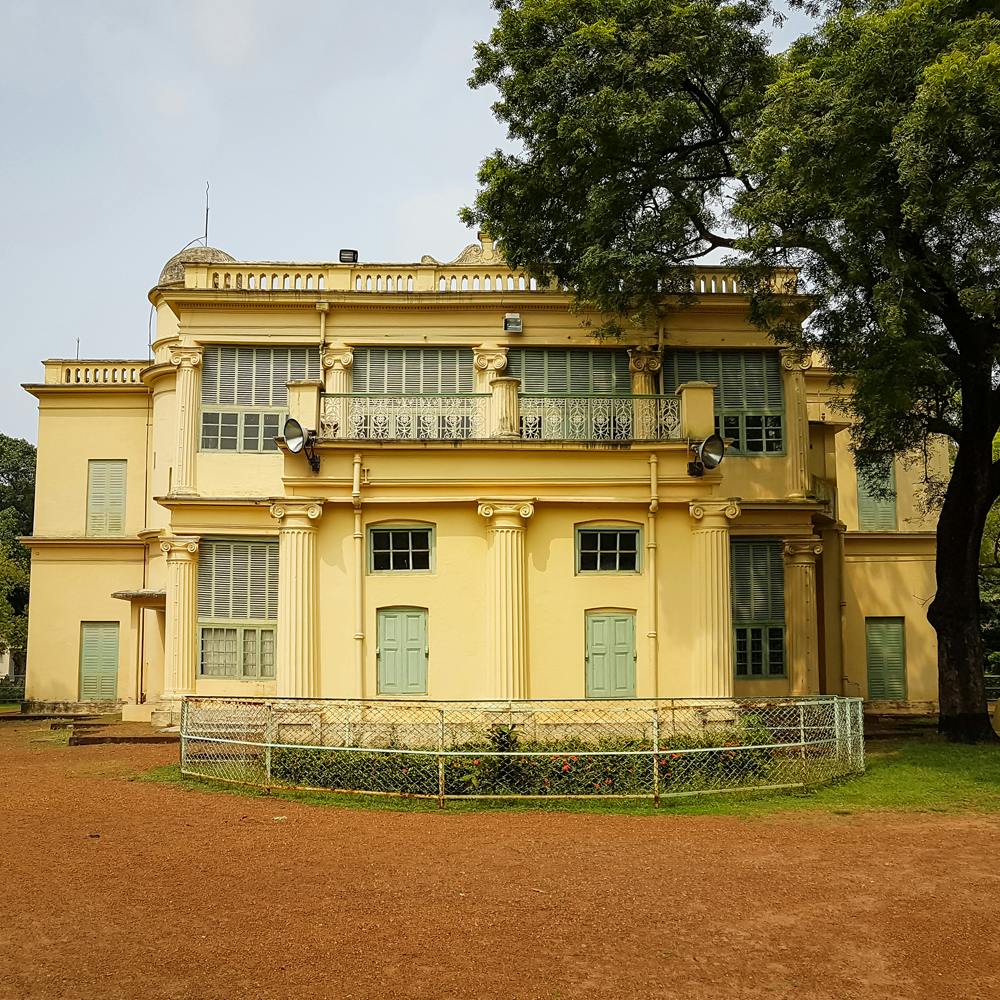 Plant,Sky,Building,Window,Tree,House,Facade,Tints and shades,Roof,Manor house