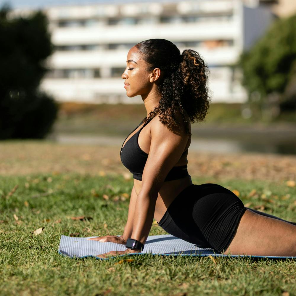 Hair,Shoe,Shoulder,yoga pant,Plant,Leg,Active pants,Flash photography,Waist,Knee