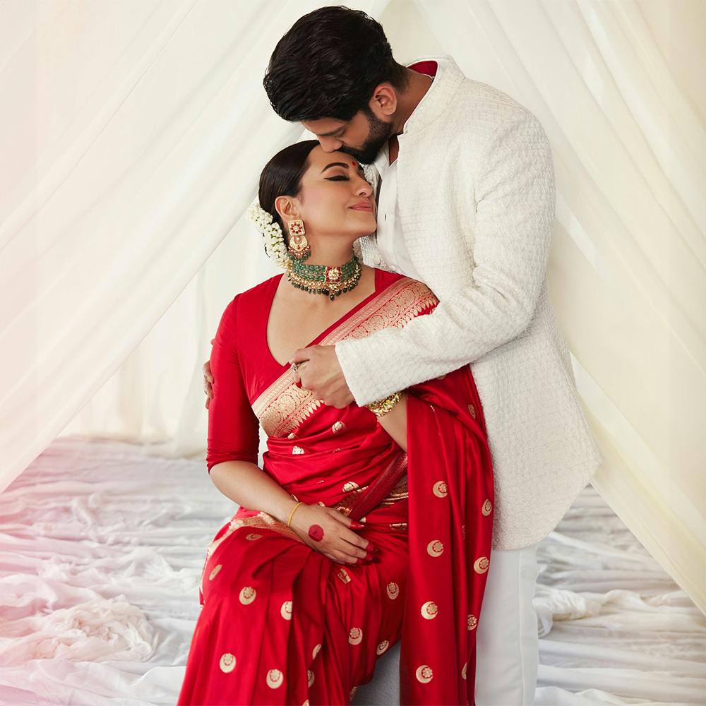 Hand,Human body,Neck,Textile,Flash photography,Sleeve,Gesture,Waist,Sari,Happy