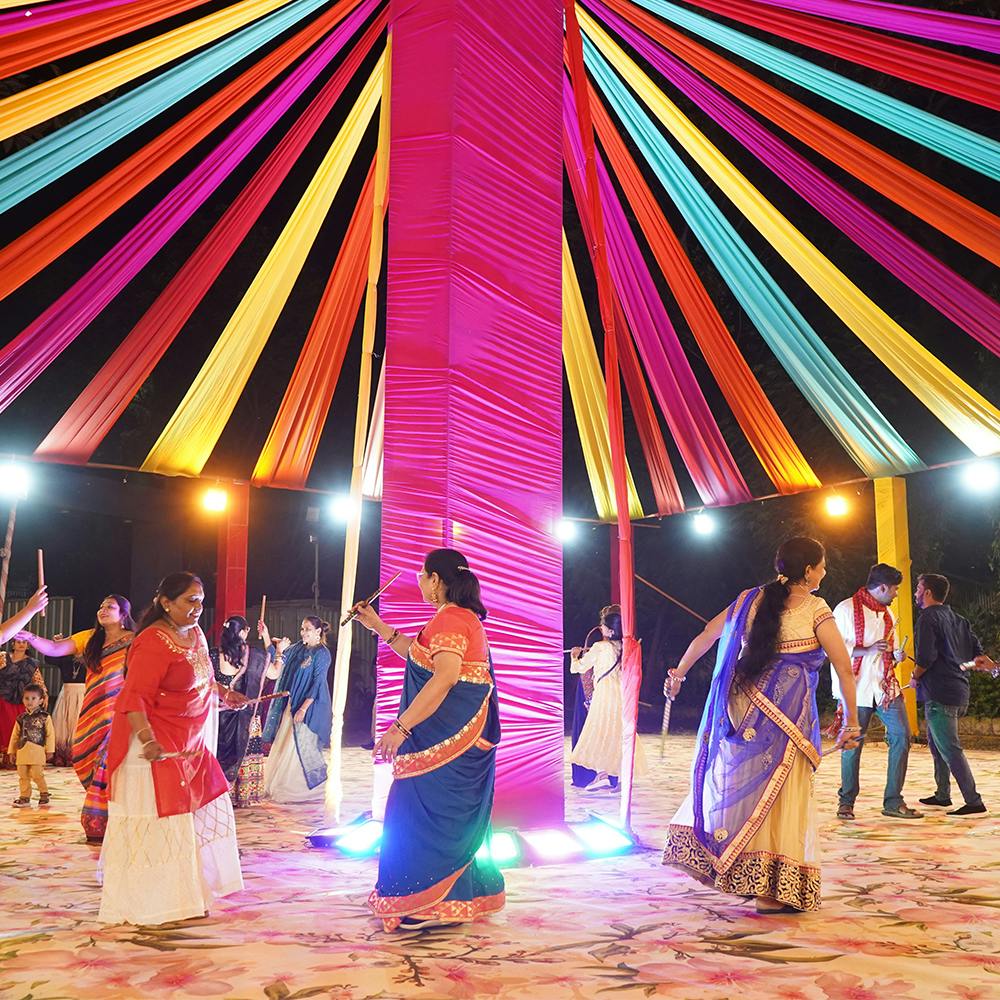 Dance,Entertainment,Lighting,Performing arts,Pink,Decoration,Fun,Leisure,Magenta,Event