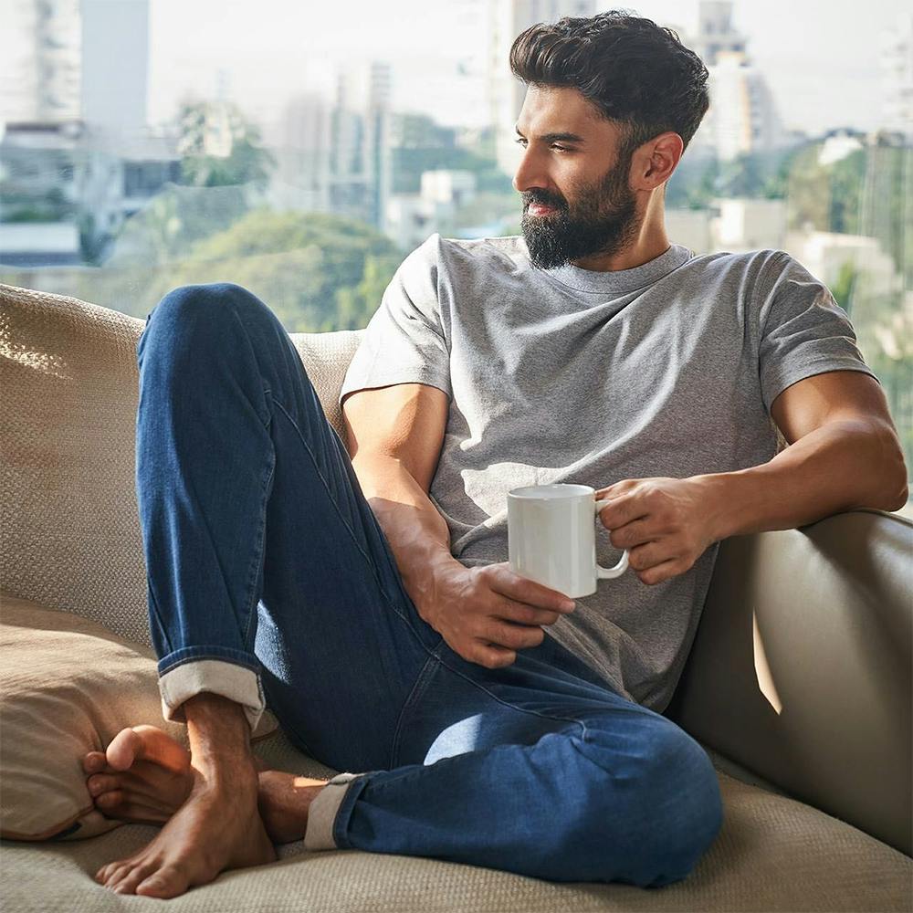 Jeans,Trousers,Hairstyle,Shoulder,Leg,Muscle,Beard,Human,Comfort,Flash photography