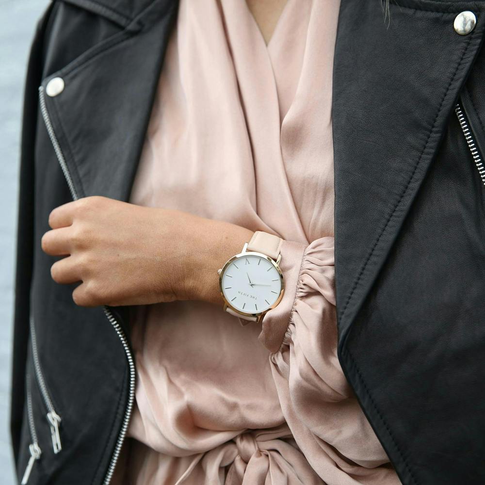 Watch,Hand,Outerwear,Analog watch,Sleeve,Dress shirt,Gesture,Clock,Collar,Blazer