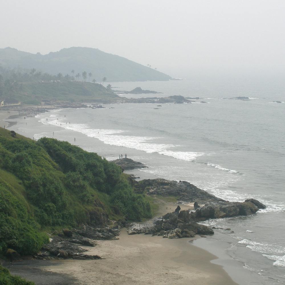 Water,Sky,Water resources,Mountain,Beach,Atmospheric phenomenon,Coastal and oceanic landforms,Highland,Terrain,Landscape