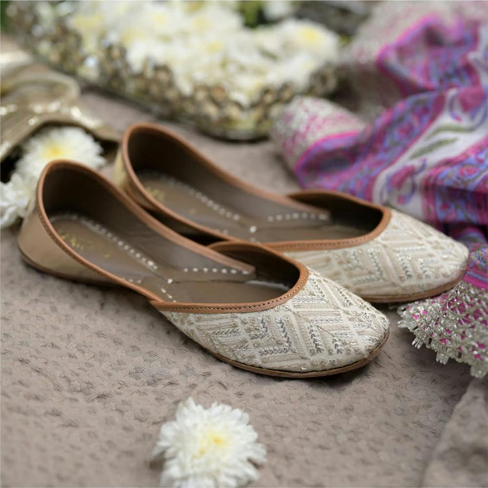 Ivory Juttis With Zari And Threadwork Set